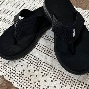 Teva women Black flip flop Sandals size 6 NWOB